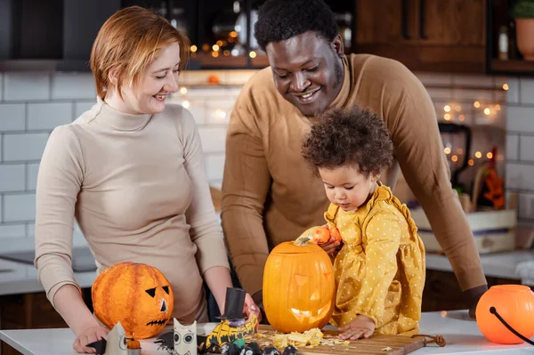 Lycklig Multirasen Familj Förbereder Sig För Halloween — Stockfoto
