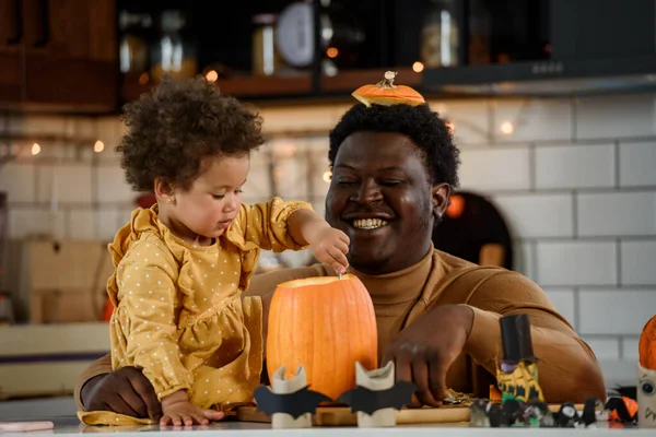 Cadılar Bayramın Kutlu Olsun Afro Amerikalı Kız Babası Balkabağı Tutuyor — Stok fotoğraf