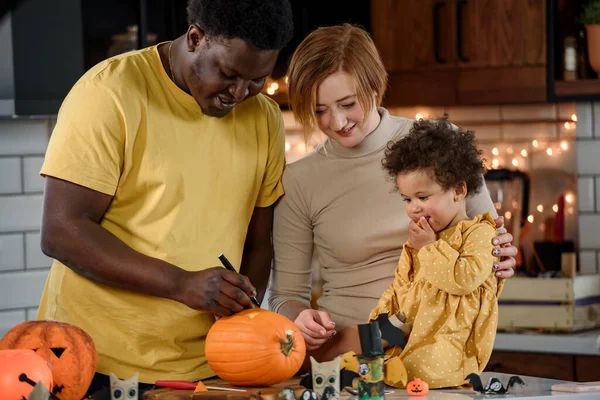 Felice Famiglia Multirazziale Che Prepara Halloween — Foto Stock