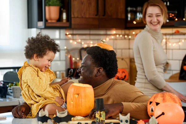 Mutlu Çok Irklı Aile Cadılar Bayramı Hazırlanıyor — Stok fotoğraf