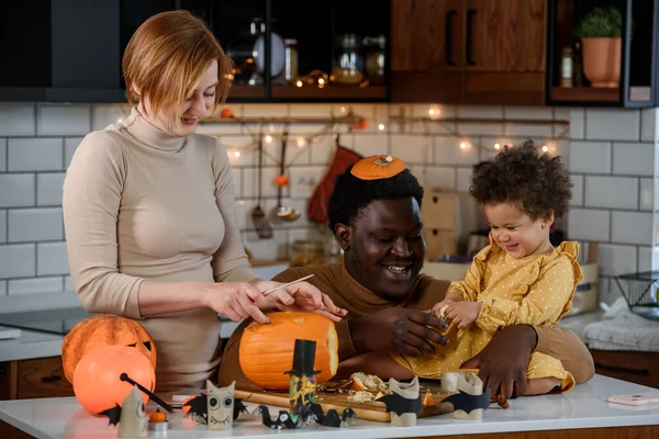 Szczęśliwy Wielorasowy Rodzina Przygotowuje Się Halloween — Zdjęcie stockowe