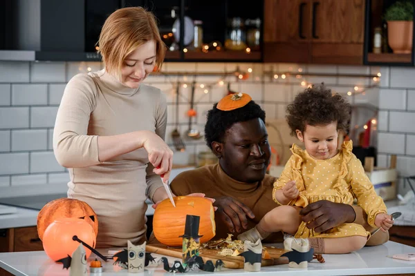 Счастливая Многорасовая Семья Готовится Хэллоуину — стоковое фото