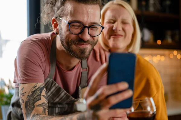 Lykkelig Par Som Lager Selfie – stockfoto