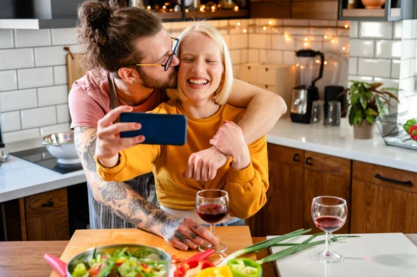 Happy Couple Making Selfie — Stock Photo, Image
