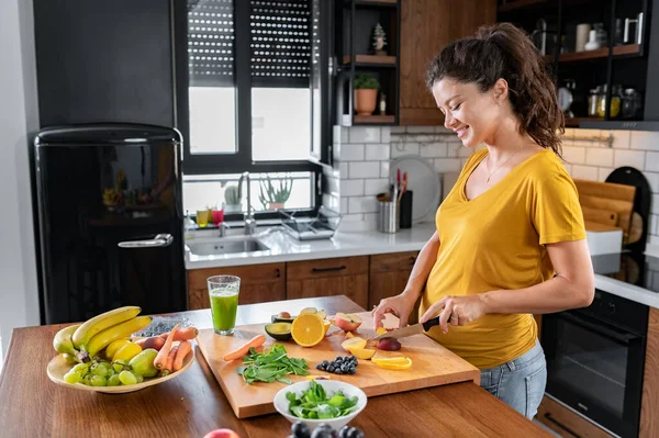 Gravid Kvinna Matlagning Köket Hälsosam Kost Koncept — Stockfoto