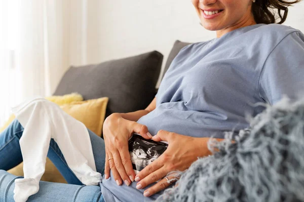Bela Mulher Grávida Preparando Para Ser Uma Mãe — Fotografia de Stock