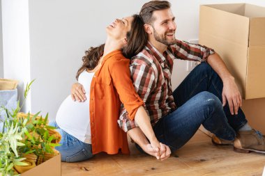 Genç bir çift, yeni dairede müstakbel ebeveynler.