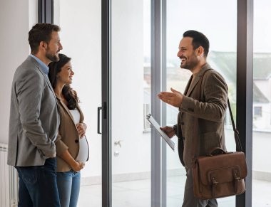 Çift emlakçı ile yeni bir daire alıyor. 