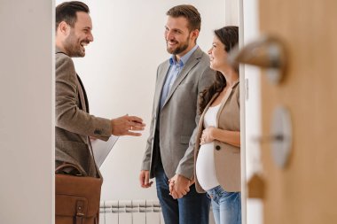 Çift emlakçı ile yeni bir daire alıyor. 