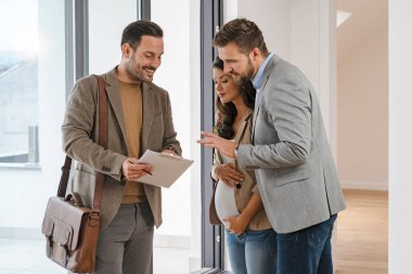 Çift emlakçı ile yeni bir daire alıyor. 