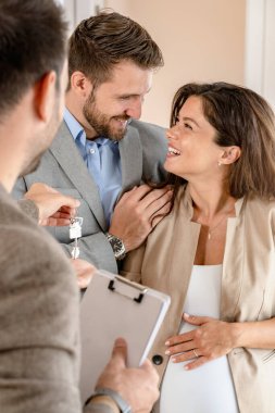 Çift emlakçı ile yeni bir daire alıyor. 