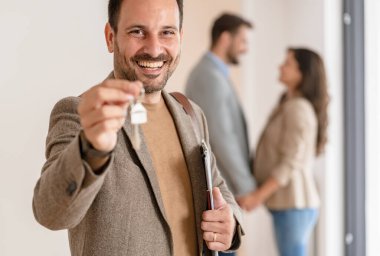 Çift emlakçı ile yeni bir daire alıyor. 