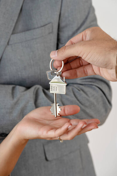 пара покупает новую квартиру с риэлтором 