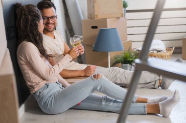 Mutlu çok ırklı çift yeni boş bir daireye taşındılar.