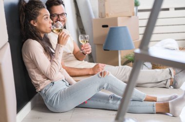 Mutlu çok ırklı çift yeni boş bir daireye taşındılar.