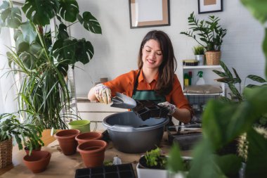 Evinde bitkilerle ilgilenen bir kadın.. 