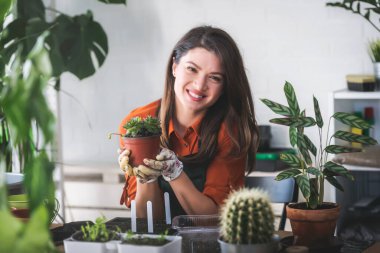 Evinde bitkilerle ilgilenen bir kadın.. 