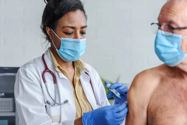 Trabalhador Médico Vacinando Homem Idoso Ponto Vacinação Fechar Foto — Fotografia de Stock