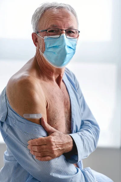 Starší Muž Jednorázovou Obličejovou Maskou Sedící Očkování — Stock fotografie