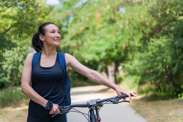Portrait Smiling Woman Cyclist Standing Park Next Bicycle — Stock Photo, Image