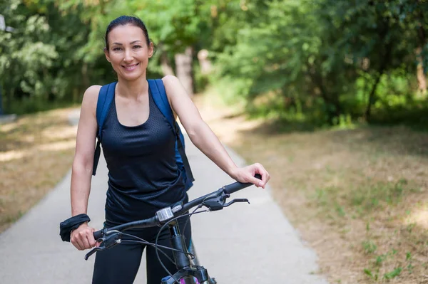 Portrait Smiling Woman Cyclist Standing Park Next Bicycle — Stock Photo, Image