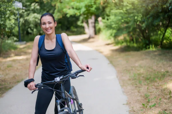 Πορτρέτο Ενός Χαμογελαστού Ποδηλάτη Γυναίκα Στέκεται Στο Πάρκο Δίπλα Στο — Φωτογραφία Αρχείου