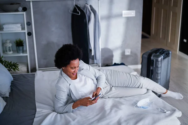 Jovem Empresária Negra Acaba Chegar Hotel Descansando Uma Viagem Usando — Fotografia de Stock
