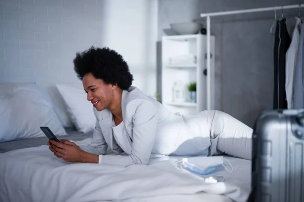 Young Black Businesswoman Just Arrived Hotel Taking Rest Trip Using — Stock Photo, Image