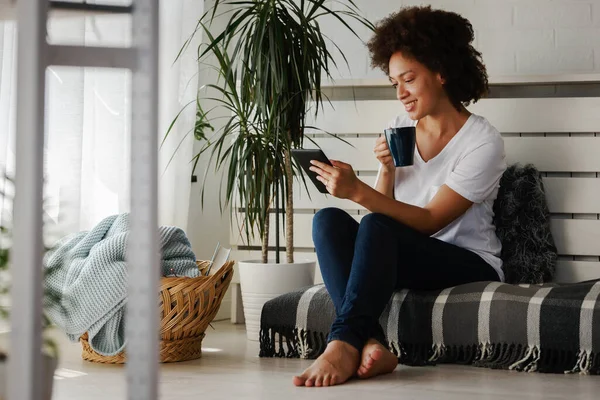 Junge Afroamerikanerin Sitzt Auf Bequemem Sofa Wohnzimmer Und Nutzt Digitales — Stockfoto