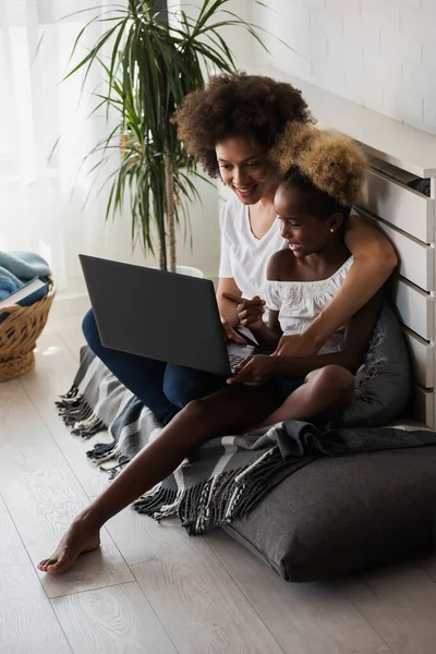 Afrikanska Amerikanska Mor Och Dotter Använder Laptop — Stockfoto