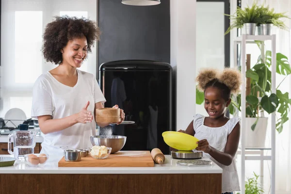 Mãe Ensinando Criança Para Cozinhar Ajudar Cozinha Mãe Filha Afro — Fotografia de Stock