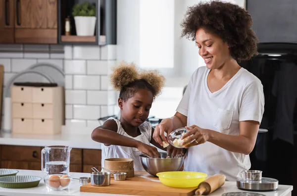 Anne Çocuğuna Mutfakta Yemek Pişirmeyi Yardım Etmeyi Öğretiyor Afro Amerikan — Stok fotoğraf