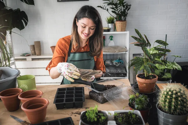 Kvinnan Tar Hand Växter Sitt Hem — Stockfoto