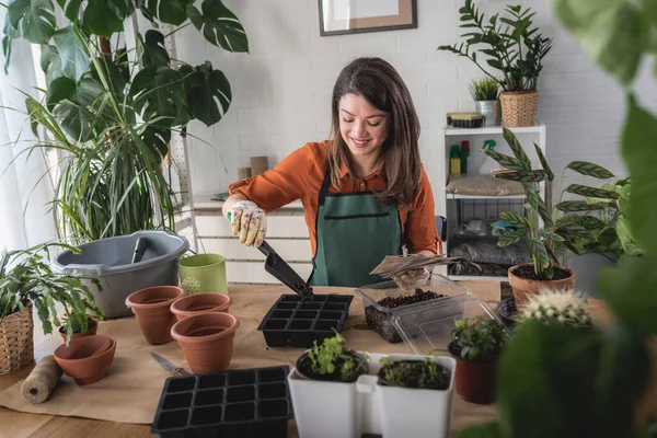 Mulher Cuidando Plantas Sua Casa — Fotografia de Stock