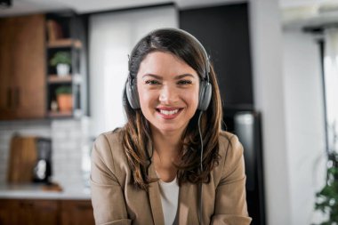 Genç ve güzel bir kadın evde çalışıyor.