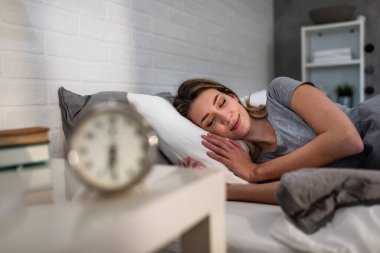 Sabahın köründe yatakta uyuyan güzel bir genç kadın rüya görüyor.