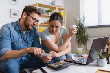 Genç çift banknotları sayıyor