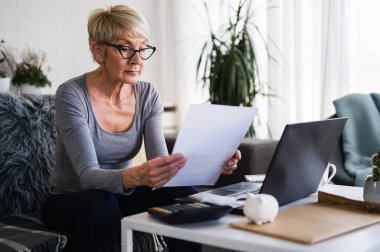 Doktorlarla çalışan son sınıf güzeli bir kadın.