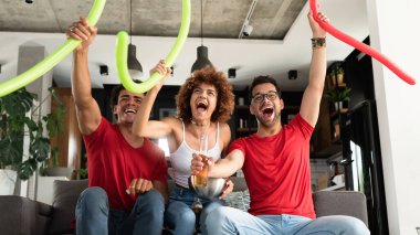 Çok ırklı Gençler Eğleniyor, TV 'de Futbol Maçı İzliyor