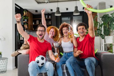 Bir grup arkadaş futbol izleyip bira içiyorlar.