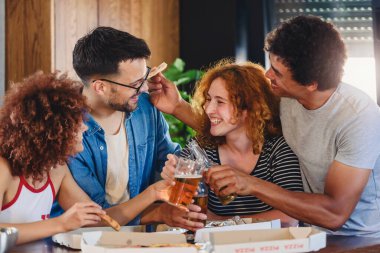 Bir grup arkadaş futbol izleyip bira içiyorlar.