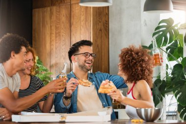 Bir grup arkadaş futbol izleyip bira içiyorlar.