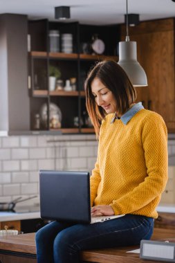 Genç bir girişimci, evde çalışan bir kadın. 