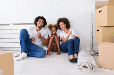 Afro-Amerikan ailesi yeni bir daireye taşınıyor.