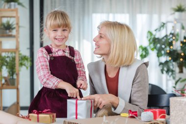 Anne ve kız tatillere hazırlanıyor, hediyeleri paketliyor.