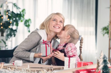 Anne ve kız tatillere hazırlanıyor, hediyeleri paketliyor.