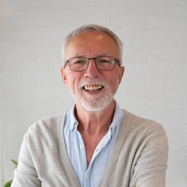 Çevre dostu, gözlüklü, yaşlı bir sakallı adamın portresi.