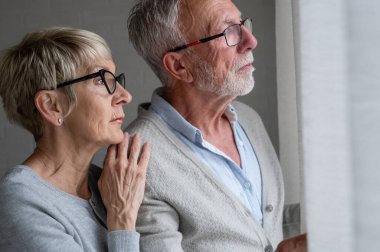Üst düzey çift penceresine bakarak