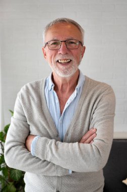 Çevre dostu, gözlüklü, yaşlı bir sakallı adamın portresi.