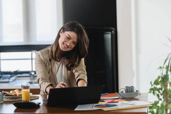 Ung Smilende Forretningskvinde Arbejder Hjemmefra Sidder Foran Bærbar Computer Hjemme - Stock-foto